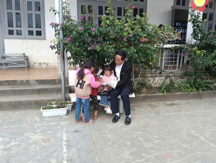 Với học sinh lớp 1 còn rụt rè, thầy Hanh luôn dành sự quan tâm, chăm lo đặc biệt cho các em.