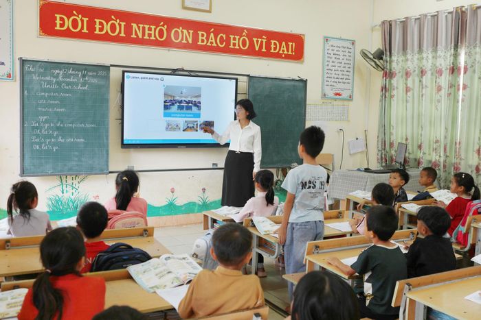 Tiết học môn tiếng Anh của cô và trò Trường Phổ thông DTBT TH&THCS Trung Chải.