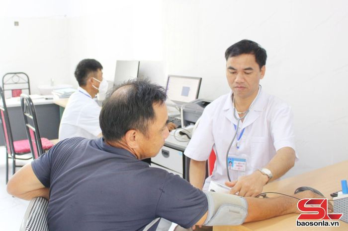 Cán bộ Trạm Y tế xã Mường Giôn kiểm tra huyết áp cho bệnh nhân.