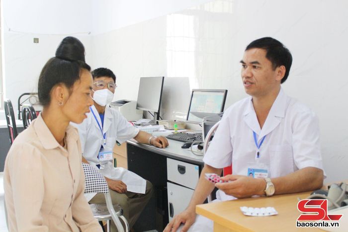 Cán bộ Trạm Y tế xã Mường Giôn tư vấn sử dụng thuốc cho bệnh nhân.