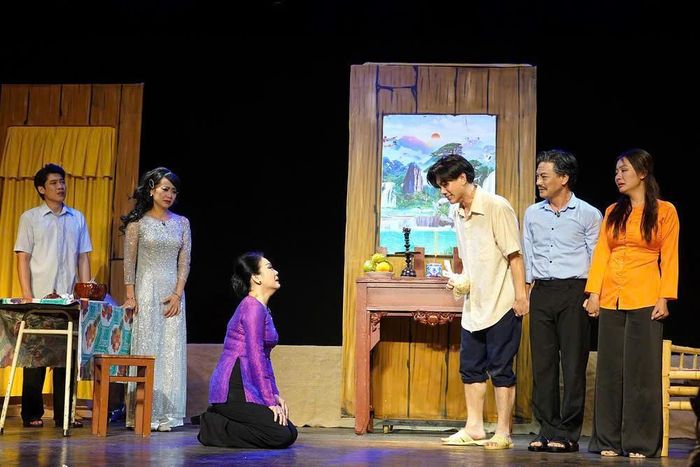 Vở “Tía ơi... má dìa” lấy nước mắt người xem. Ảnh: Thúy Bình.