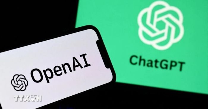 Biểu tượng của OpenAI trên màn hình điện thoại và máy tính. Ảnh: AFP/TTXVN