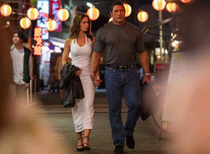 Emily Blunt (trái) và Dwayne Johnson trong một cảnh phim "The Smashing Machine". Ảnh: Ken Hirama Dunn/A24