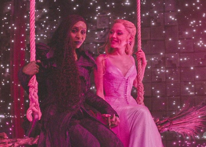 Cynthia Erivo, bên trái, và Ariana Grande trong một cảnh trong phim “Wicked for Good". Ảnh: Universal Pictures