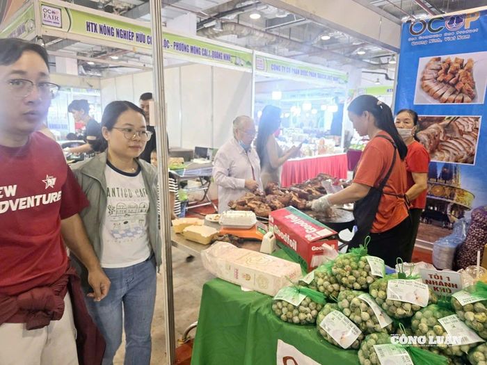 Nhiều gian hàng nông sản, thực phẩm trong nước được du khách và người dân ưa dùng tại các hội chợ tổ chức trên địa bàn tỉnh.