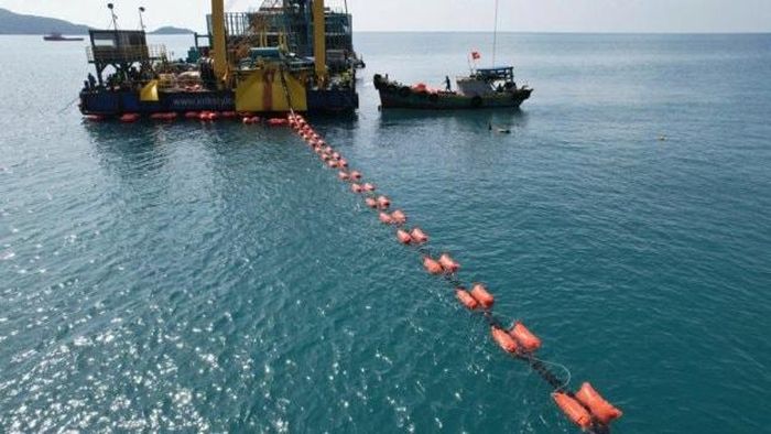 Đưa điện lưới quốc gia ra đảo luôn mất rất nhiều công sức, thời gian, chi phí. Ảnh : T.L