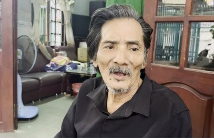 Những ngày cuối đời, ông sống cùng mẹ ruột và được người thân chăm sóc ở quê nhà.
