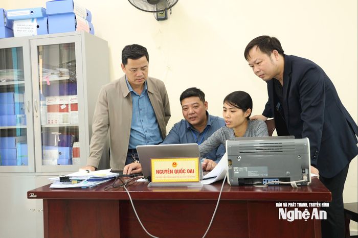 Cán bộ Phòng Kinh tế - Phường Tân Mai thường xuyên trao đổi nhóm để hoàn thành các nhiệm vụ được giao, nhất là trong chiến dịch “90 ngày làm sạch dữ liệu đất đai”, “30 ngày đêm chuyển đổi mô hình và phương pháp quản lý thuế đối với hộ kinh doanh khi xóa bỏ thuế khoán”. Ảnh: Nguyên Nguyên
