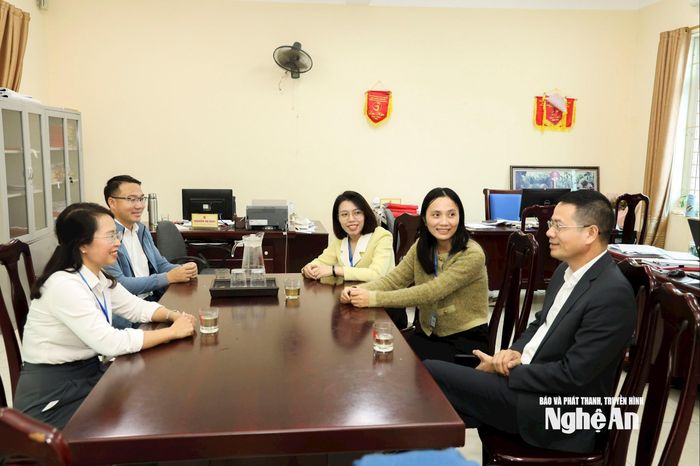 Lãnh đạo phường Tân Mai dự cuộc hội ý nhóm của phòng Văn hóa khi triển khai chuyên đề phát triển du lịch trong giai đoạn mới. Ảnh: Nguyên Nguyên