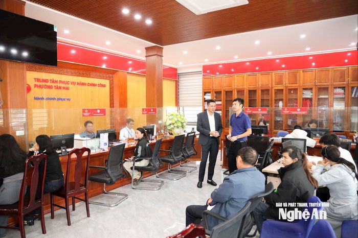 Lãnh đạo Phường Tân Mai thường xuyên gặp gỡ, trao đổi, động viên cán bộ ở các lĩnh vực nỗ lực hoàn thành nhiệm vụ, phục vụ tốt cho người dân và doanh nghiệp. Trong ảnh: Hoạt động tại Trung tâm Phục vụ hành chính công phường Tân Mai. Ảnh: Nguyên Nguyên
