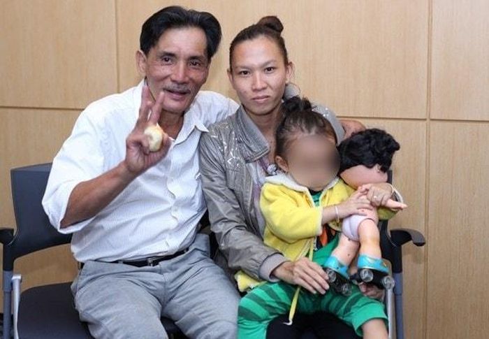 Trong giây phút cuối cùng, chị Kim Chi - vợ thứ 4 của cố nghệ sĩ - đã đưa con gái về nhìn mặt ba lần cuối