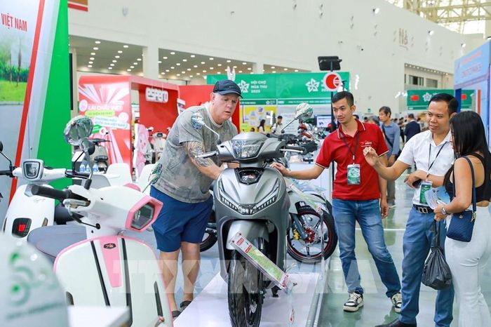 Khu vực các gian hàng tại không gian "Thương hiệu quốc gia Việt Nam" thu hút sự quan tâm của nhiều người dân và du khách tại Hội chợ Mùa Thu. Ảnh: Khánh Hòa - TTXVN