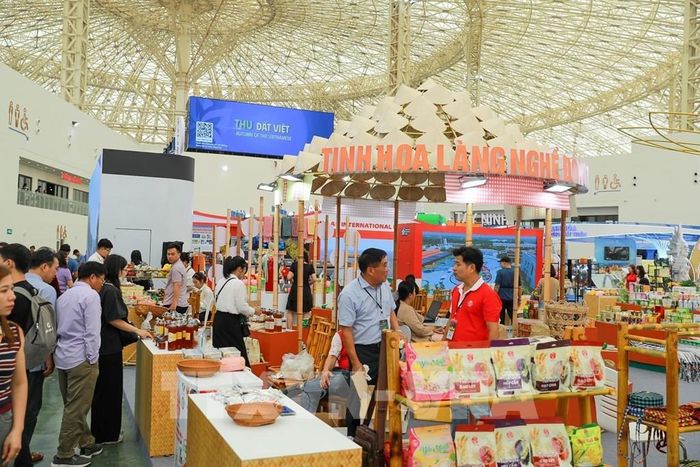 Gian hàng trưng bày, quảng bá sản phẩm đặc trưng, tiêu biểu của các địa phương đang là khu thu hút đông người dân và du khách tại Hội chợ Mùa Thu. Ảnh: Khánh Hòa - TTXVN