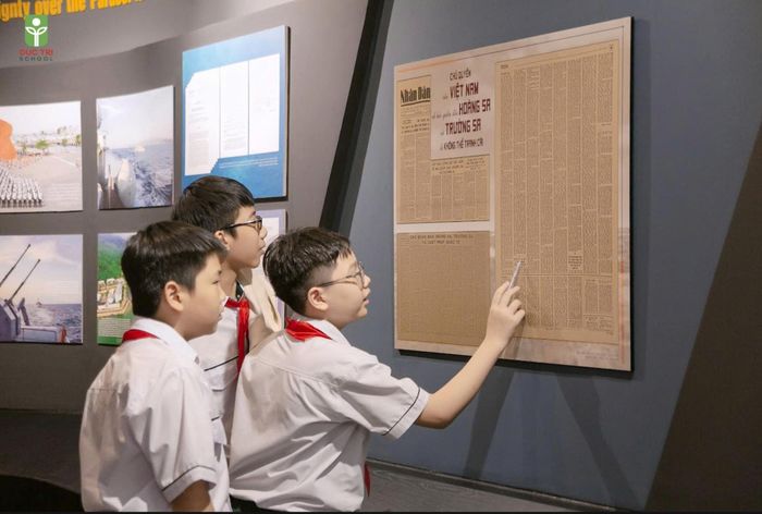 Học sinh tìm hiểu tài liệu, tư liệu khẳng định chủ quyền Hoàng Sa của Việt Nam. Ảnh: TRỌNG HUY