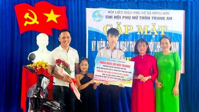 Chi hội Phụ nữ thôn Trung An, xã Nông Sơn vận động tặng xe đạp cho em Võ Tăng Gia Bảo. Ảnh: THU PHƯƠNG
