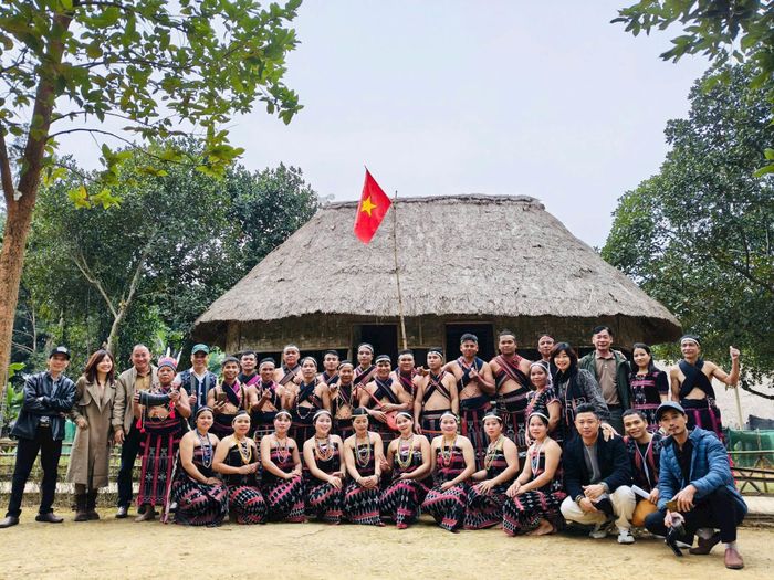 Đoàn nghệ nhân, diễn viên Cơ Tu xã Sông Kôn tại Làng Văn hóa - Du lịch các dân tộc Việt Nam. Ảnh: T.T