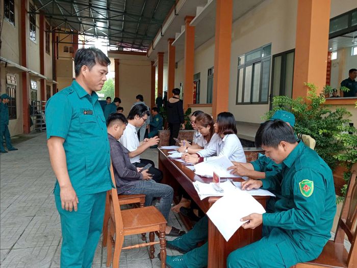 Từ ngày 8-10/12, xã Quế Sơn Trung tổ chức khám sức khỏe sức khỏe nghĩa vụ quân sự và nghĩa vụ tham gia công an nhân dân năm 2026. Ảnh: DUY THÁI