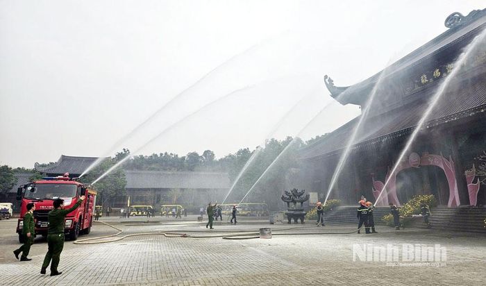 Đông đảo cán bộ, nhân viên, người lao động Khu Du lịch văn hóa tâm linh chùa Bái Đính tham gia thực hành PCCC và CNCH.