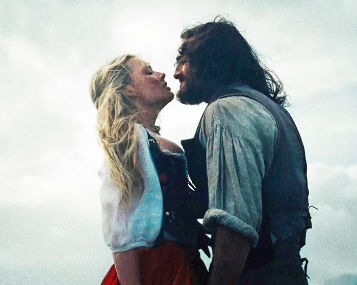 Elordi được bạn diễn Margot Robbie ca ngợi là “Daniel Day-Lewis mới”