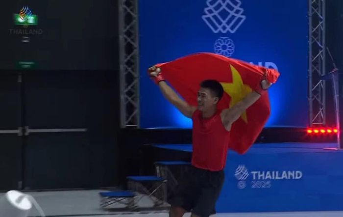  Ngọc Lượng ăn mừng chiến thắng khi trọng tài ra quyết định cuối cùng 