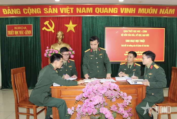 Đại tá, Tiến sĩ Nguyễn Thanh Hải sinh hoạt học thuật cùng các giảng viên trong Bộ môn Văn hóa, Mỹ học, Đạo đức (Khoa Triết học Mác-Lênin, Học viện Chính trị).