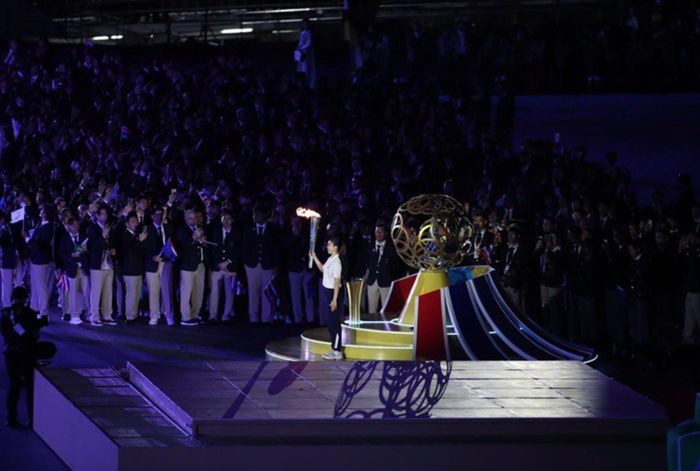 Cựu nữ võ sĩ taekwondo Panipak Wongpattanakit, người từng giành huy chương vàng Olympic Tokyo 2020 và Paris 2024, đã thắp sáng đài lửa SEA Games 33. Ảnh: 24h