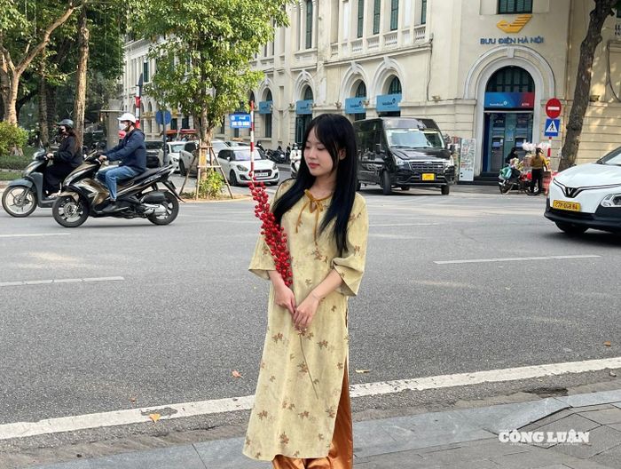 Dù còn hơn hai tháng nữa mới đến Tết Nguyên đán Bính Ngọ 2026, nhưng bạn Phương Nhung (Quận Hoàng Mai, Hà Nội) đã chuẩn bị cho mình bộ ảnh áo dài Tết từ rất sớm. Phương Nhung chia sẻ: “Thời tiết hiện tại chưa lạnh sâu, phù hợp để chúng em thả dáng trong những bộ áo dài truyền thống. Hơn nữa, em lựa chọn chụp bộ ảnh này sớm bởi sợ gần Tết sẽ rất đông người chụp, khó chọn cho riêng mình những không gian đẹp và ưng ý”.