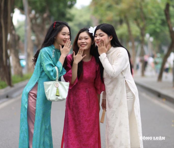Cũng giống như Vy, nhóm bạn Phương - Linh Chi - Ngân cũng đã dậy từ rất sớm chuẩn bị make-up, làm tóc và trang phục cho buổi chụp hình. Theo Linh Chi, đây là bộ ảnh Tết mà nhóm đã lên kế hoạch từ trước đó, nên khi có thời gian các bạn đã không ngần ngại mà lên đồ để thực hiện ngay bộ ảnh cho mình.