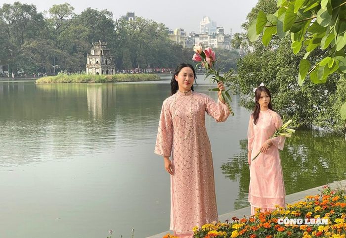 Rút kinh nghiệm từ nhiều năm trước, khi gần sát Tết công việc và học tập bận rộn, nhiều bạn trẻ đã lựa chọn check-in áo dài Tết từ rất sớm.