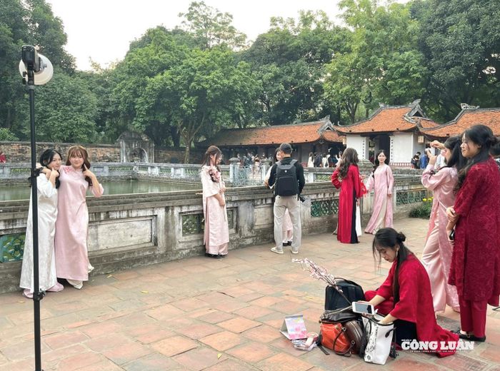 Bạn Tường Vy (Quận Hai Bà Trưng, Hà Nội) cho biết: "Chúng em đã chuẩn bị cho bộ ảnh này từ nhiều ngày trước, từ việc lựa chọn bộ áo dài cho đến những mẫu tóc, hay phụ kiện phù hợp với trang phục".