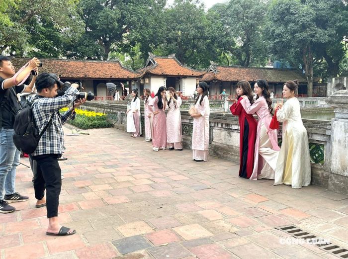 Là thợ chụp ảnh tại Hà Nội, anh Nguyễn Minh Thao (Thường Tín - Hà Nội) chia sẻ rằng: "Dịp cuối năm là thời điểm bận rộn nhất đối với thợ ảnh. Năm nay, nhiều khách hàng đặt lịch chụp áo dài Tết từ rất sớm. Ngay từ đầu tháng 9 tôi đã nhận được lịch book chụp ảnh Tết. Giá chụp năm nay không thay đổi nhiều so với các năm trước, mỗi gói chụp dao động từ vài trăm đến vài triệu đồng tùy theo yêu cầu của mỗi khách hàng".