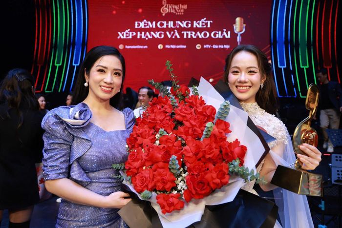  Quán quân Đào Lê Phương Chi và cô giáo - NSƯT Phương Nga. Ảnh: BTC 