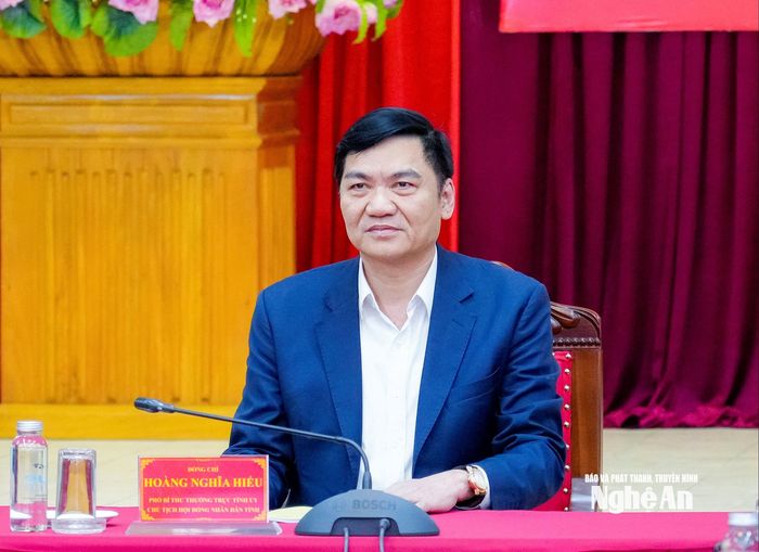 Phó Bí thư Thường trực Tỉnh ủy, Chủ tịch HĐND tỉnh Hoàng Nghĩa Hiếu chủ trì điểm cầu tỉnh Nghệ An. Ảnh: Phạm Bằng
