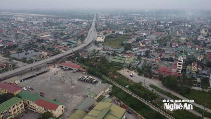 Đường Lê Ninh không chỉ là tuyến kết nối các khu dân cư với trung tâm các phường mà còn là trục quan trọng dẫn vào Bệnh viện Đa khoa TP. Vinh cơ sở 2. Sự chậm trễ kéo dài ảnh hưởng trực tiếp đến giao thông, môi trường và diện mạo đô thị. Người dân khu vực kỳ vọng sau khi giải phóng mặt bằng được tháo gỡ, dự án sẽ được triển khai đồng bộ, trả lại một tuyến đường thông thoáng, an toàn và xứng đáng với vị trí của nó trong hệ thống giao thông đô thị. Ảnh: Vĩnh Hoàng