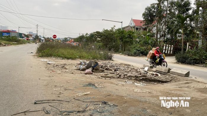 Ghi nhận thực tế tại hiện trường, những đoạn đã giải phóng mặt bằng bị bỏ hoang, cỏ mọc rậm rạp, rác thải sinh hoạt, phế thải xây dựng bị đổ trộm tạo thành những điểm ô nhiễm ngay giữa khu dân cư. Ảnh: Vĩnh Hoàng.