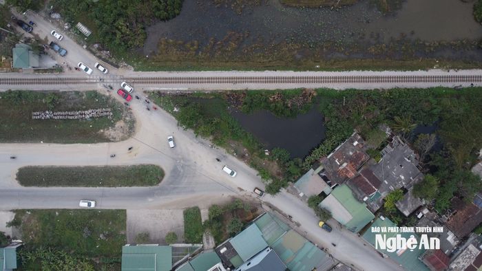 Anh Nguyễn Hoàng Giang - người thường xuyên tham gia giao thông qua tuyến đường này bức xúc nói: Mỗi giờ cao điểm, dòng xe từ các khu công nghiệp dồn về trung tâm khiến tuyến đường vốn nhỏ lại càng ùn ứ. Quốc lộ 1A và đường Nguyễn Trường Tộ thường xuyên quá tải buộc nhiều người phải chọn đường Lê Ninh để tránh tắc. Nhưng vì chưa hoàn thiện, họ phải lách qua những con ngõ nhỏ, vừa mất thời gian, vừa nguy hiểm. Ảnh: Vĩnh Hoàng
