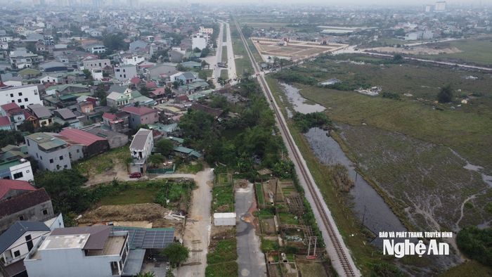 Đoạn cuối của tuyến đường giao Quốc lộ 1A vẫn còn vướng mắc trong công tác giải phóng mặt bằng. Ảnh: Vĩnh Hoàng