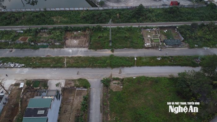 Theo ông Nguyễn Văn Ngọc – Phó Chủ tịch UBND phường Vinh Hưng, hiện vẫn còn một số hộ dân sát Quốc lộ 1A và khu tập thể cũ chưa thể giải tỏa do vướng mắc chính sách, phương án đền bù và vị trí tái định cư. Phường đang phối hợp với Trung tâm Phát triển quỹ đất tỉnh để xử lý dứt điểm, sớm triển khai đoạn còn lại của dự án. Ảnh: Vĩnh Hoàng