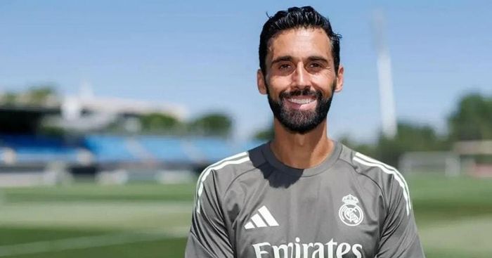 Alvaro Arbeloa bất ngờ trở thành ứng viên hàng đầu thay thế Xabi Alonso tại Real Madrid (Ảnh: Tribuna).