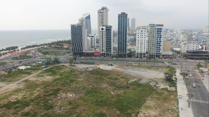 Khu đất ở góc đường Võ Nguyên Giáp - Võ Văn Kiệt (phường An Hải) đã sẵn sàng phục vụ kêu gọi đầu tư dự án điểm nhấn của Trung tâm tài chính quốc tế Đà Nẵng. Ảnh: HOÀNG HIỆP