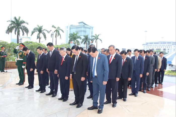 Các đại biểu dành phút mặc niệm tưởng nhớ đến các anh hùng liệt sĩ đã chiến đấu, hy sinh vì sự nghiệp xây dựng và bảo vệ Tổ quốc. Ảnh: PV