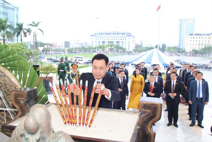 Bí thư Thành ủy Lê Ngọc Quang dâng hương tưởng niệm. Ảnh: PV