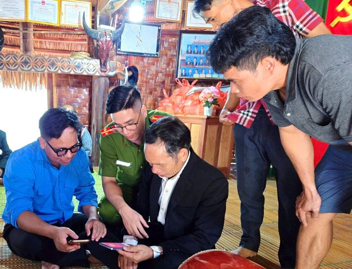 Người dân được hướng dẫn truy cập internet và thực hiện giao dịch trực tuyến. Ảnh: HIỀN THÚY