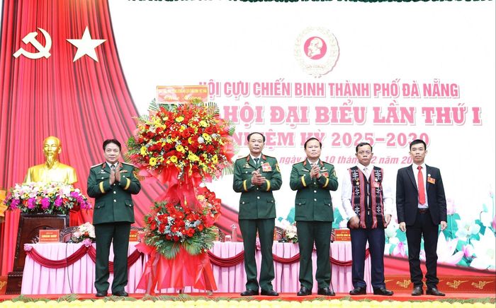 Hội CCB Việt Nam tặng hoa chúc mừng đại hội. Ảnh: NGỌC HÀ