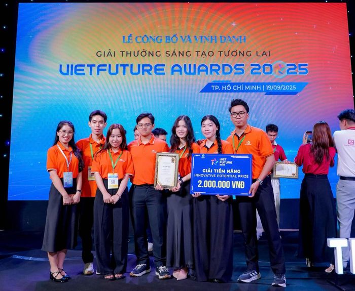 Nhóm sáng lập dự án Rehistoria tại lễ trao Giải thưởng Sáng tạo tương lai - Vietfuture Awards 2025. Ảnh: NVCC