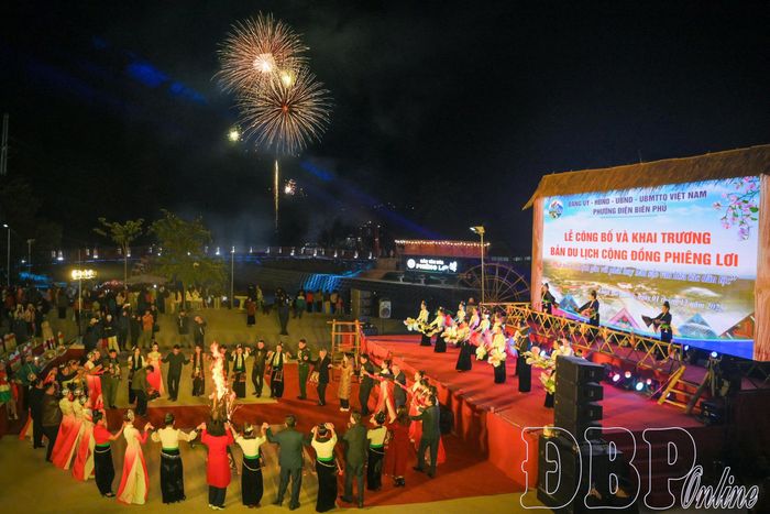 Đại biểu và nhân dân bản Phiêng Lơi vui mừng tại sự kiện công bố và khai trương bản du lịch cộng đồng.