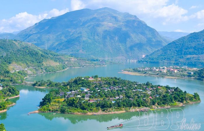 Mô hình du lịch cộng đồng phát triển mạnh mẽ nhờ sự vào cuộc đồng bộ của chính quyền và ý thức thay đổi của người dân. Trong ảnh: Bức tranh sông nước hữu tình nhìn từ bản Huổi Min, phường Mường Lay.