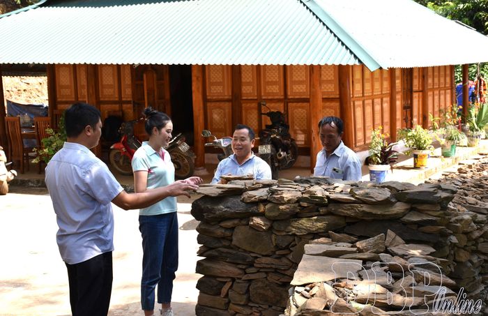 Người dân bản Nặm Cứm, xã Nà Tấu giới thiệu cách làm du lịch cộng đồng ở bản.