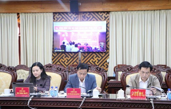 Các đại biểu nghiên cứu báo cáo tổng kết công tác năm 2025