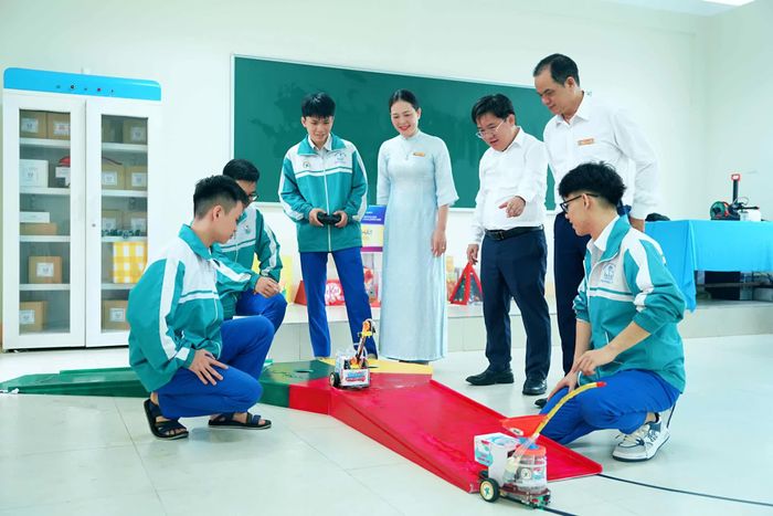 Trong quá trình sáng tạo, nhóm học sinh Trường THPT Đông Hà luôn nhận được sự quan tâm, ủng hộ từ cán bộ, giáo viên nhà trường - Ảnh: Q.H